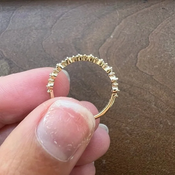 Elegant Gold Diamond Ring - Picture 5 of 9